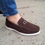 Mocassin Homme Élégance Prestige à Boucle Métallique – Marron & Semelle Blanche