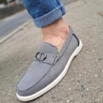 Mocassin Homme Élégance Prestige à Boucle Métallique – Gris & Semelle Blanche
