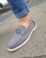 Mocassin Homme Élégance Prestige à Boucle Métallique – Gris & Semelle Blanche