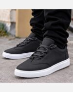 Basket Homme Lacoste Sport Chic – Noir & Blanc – Design Moderne et Élégant